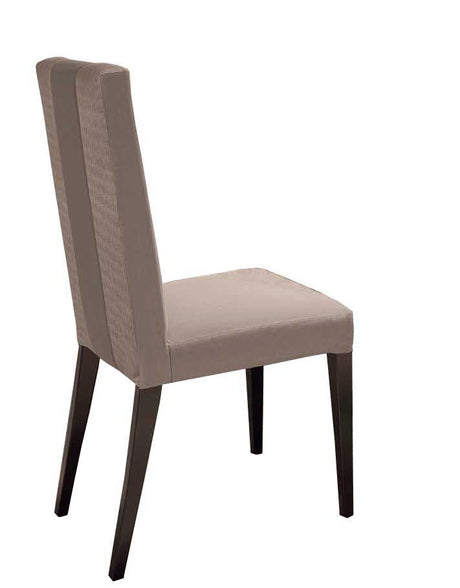 Krzesło Linea tapicerowane beżową tkaniną, wysokie oparcie, ciemna drewniana podstawa, styl nowoczesny