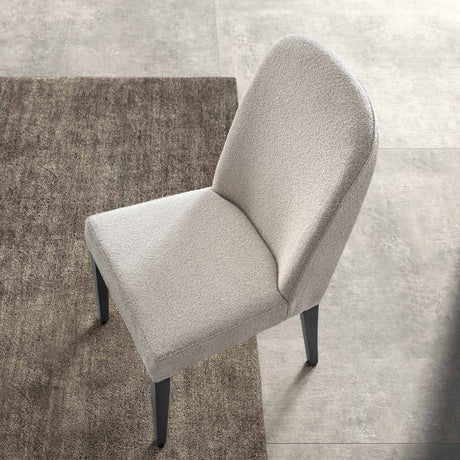 Włoskie krzesło tapicerowane Dune od Status Italy – nowoczesny design, elegancja i komfort do jadalni lub salonu