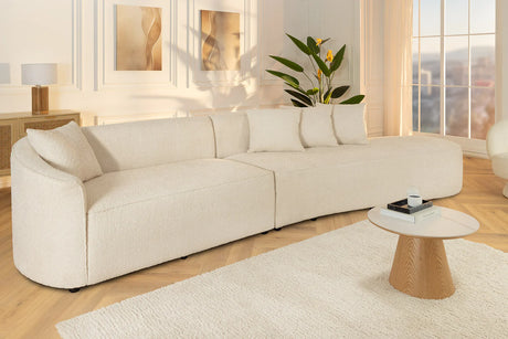 Beżowa sofa z tkaniny bouclé o opływowym kształcie – nowoczesny mebel wypoczynkowy do eleganckiego salonu