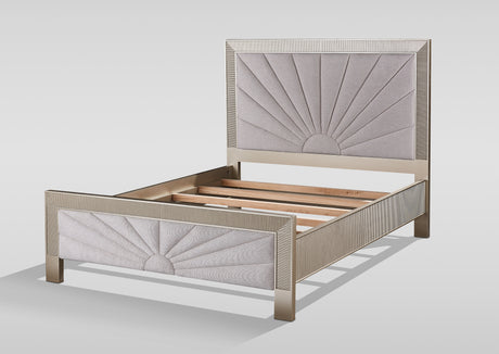 Łóżko tapicerowane Stilig w kolorze szampańskiego złota z beżową tkaniną o strukturze splotu i promienistym wzorem przeszyć, z ryflowanymi detalami i stelażem.