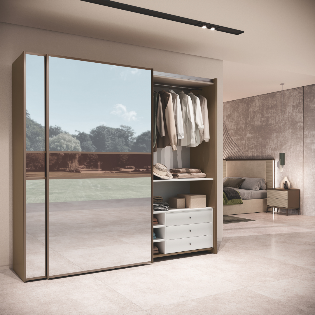 Szafa Linea z lustrzanymi drzwiami przesuwnymi, wnętrze z drążkiem, półkami i trzema szufladami