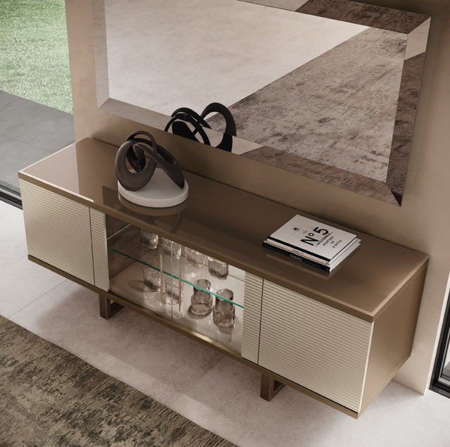 Włoska komoda Linea 218 cm – połysk, szkło, prążkowane fronty, brąz