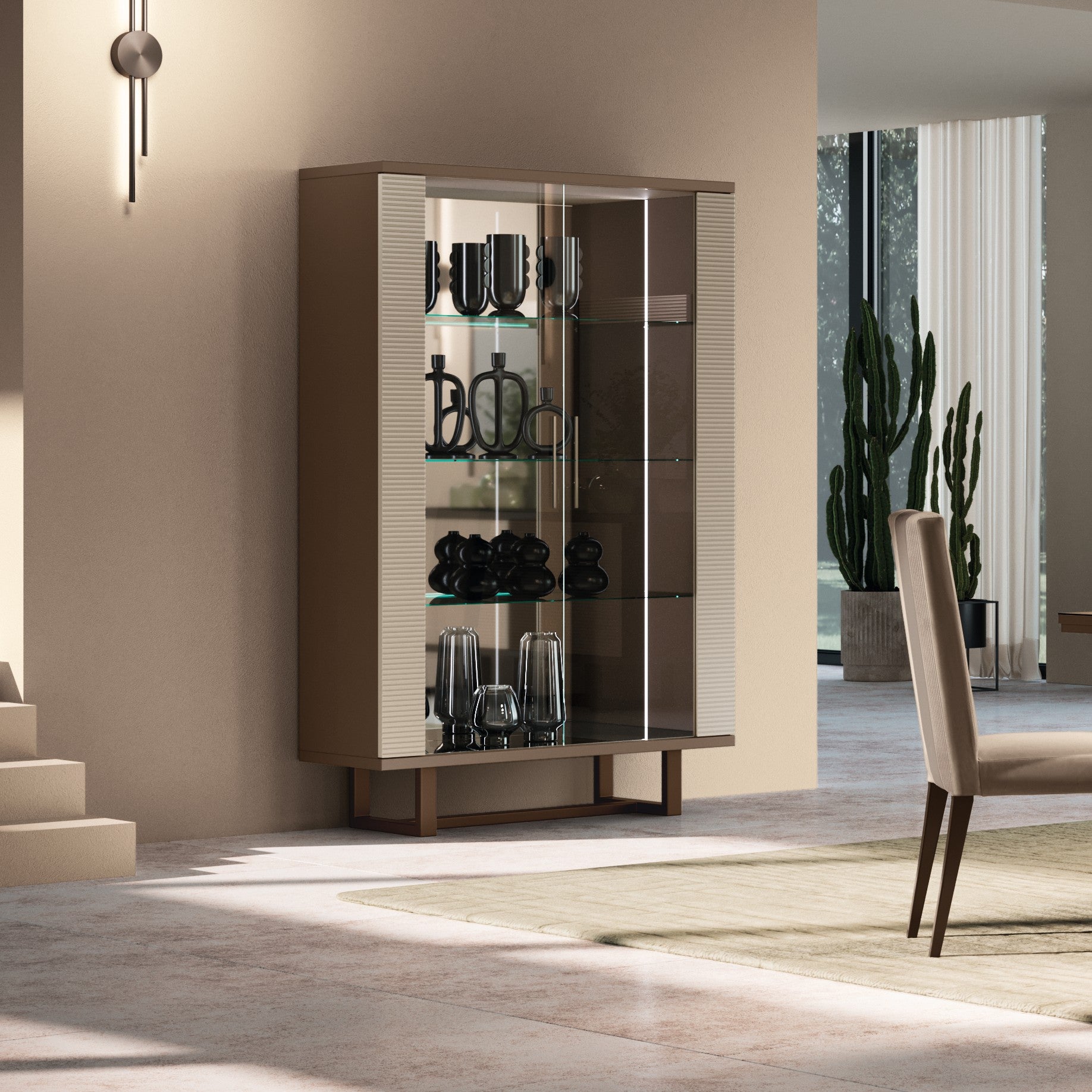 Witryna Linea 2-drzwiowa z przeszklonym frontem, szklonymi półkami i brązową geometryczną podstawą, prążkowane detale