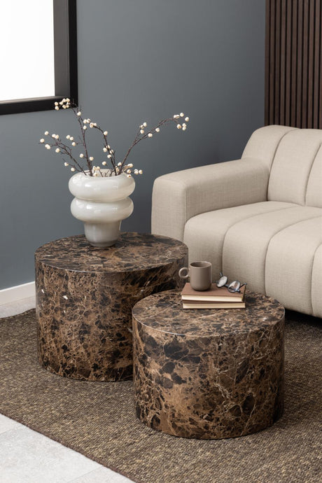 Zestaw okrągłych stolików kawowych Dice w dekorze brown marble Delhi przy jasnej sofie