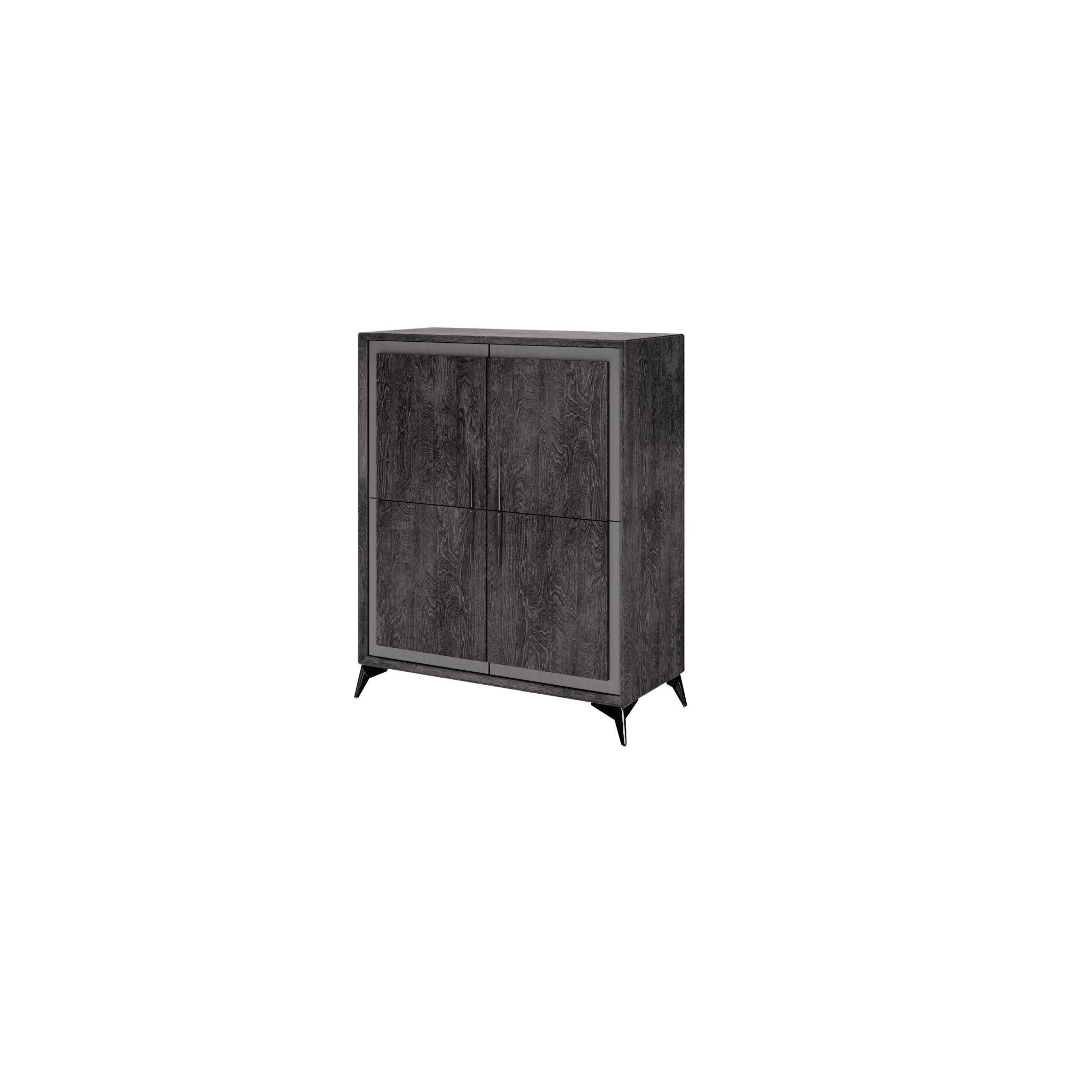 Komoda 120 cm 4-drzwiowa Krystal Grey w kolorze szary dąb z wykończeniem w wysokim połysku i metalowymi uchwytami