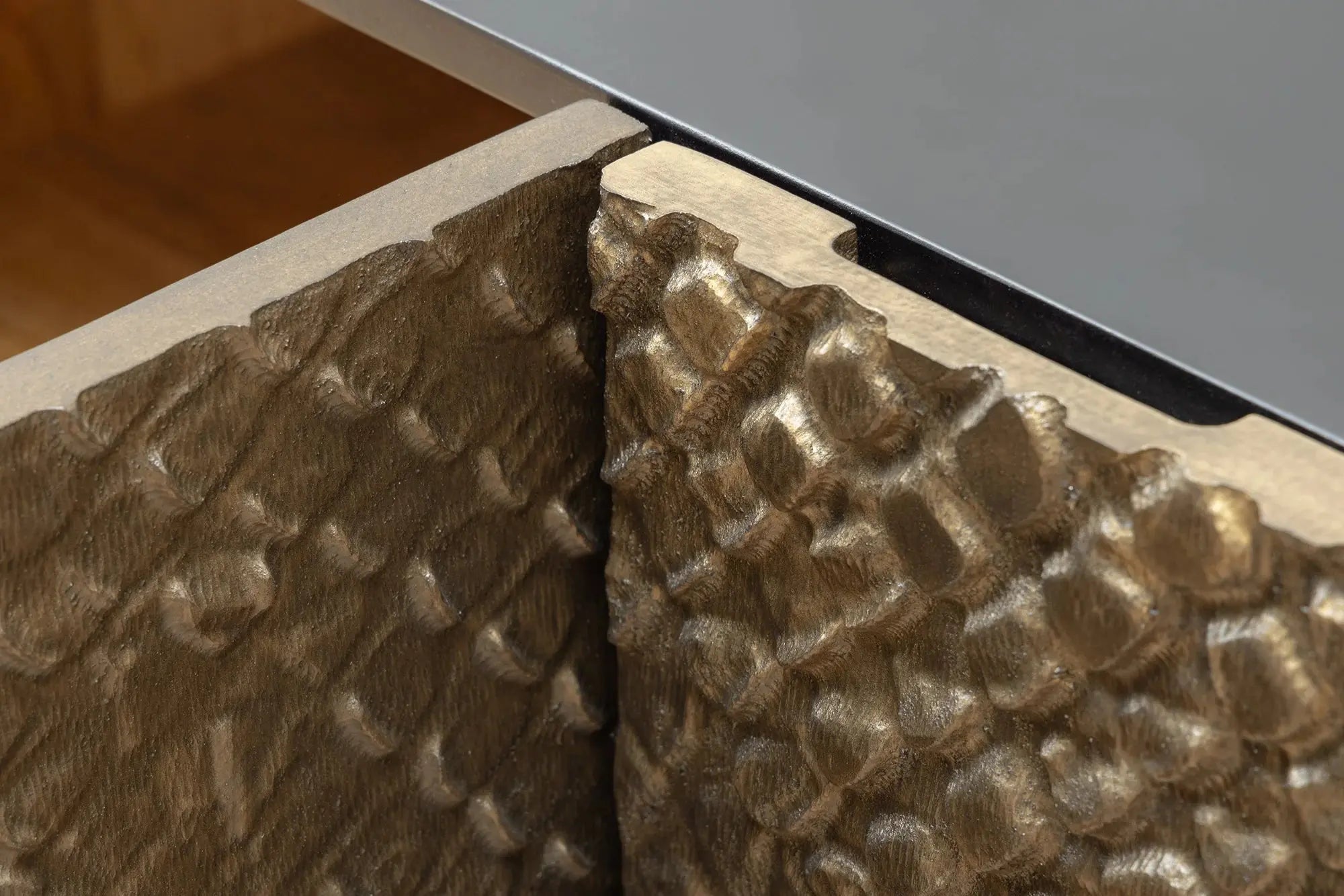 KOMODA SNAKE MANGO CZARNA / BRĄZOWA 160 CM / 44656 / INVICTA INTERIOR Invicta Interior