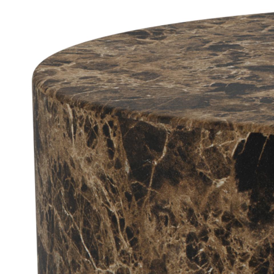 Zbliżenie na dekor brown marble Delhi na stoliku kawowym Dice