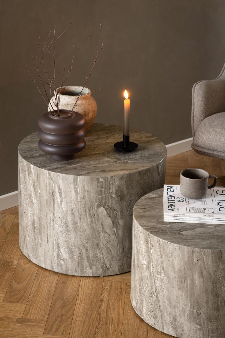 Zbliżenie na stoliki kawowe Dice w dekorze grey marble River z dekoracjami