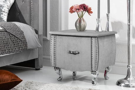 Elegancki welurowy stolik nocny z ćwiekami – styl glamour w Twojej sypialn