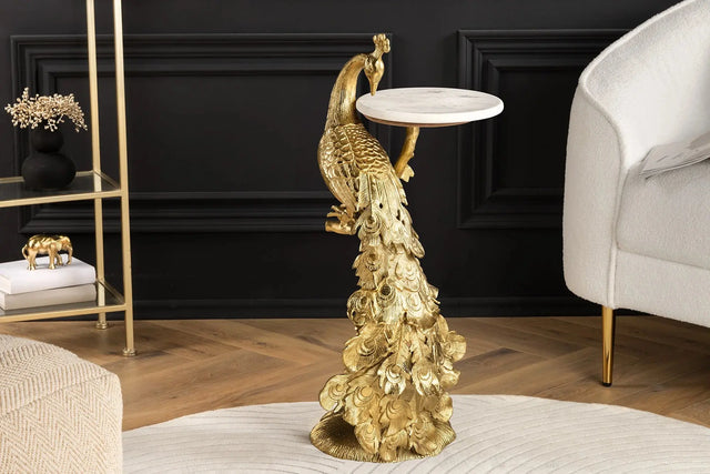 Stolik kawowy z marmurowym blatem i złotą podstawą w formie pawia – luksusowy akcent glamour do eleganckiego salonu