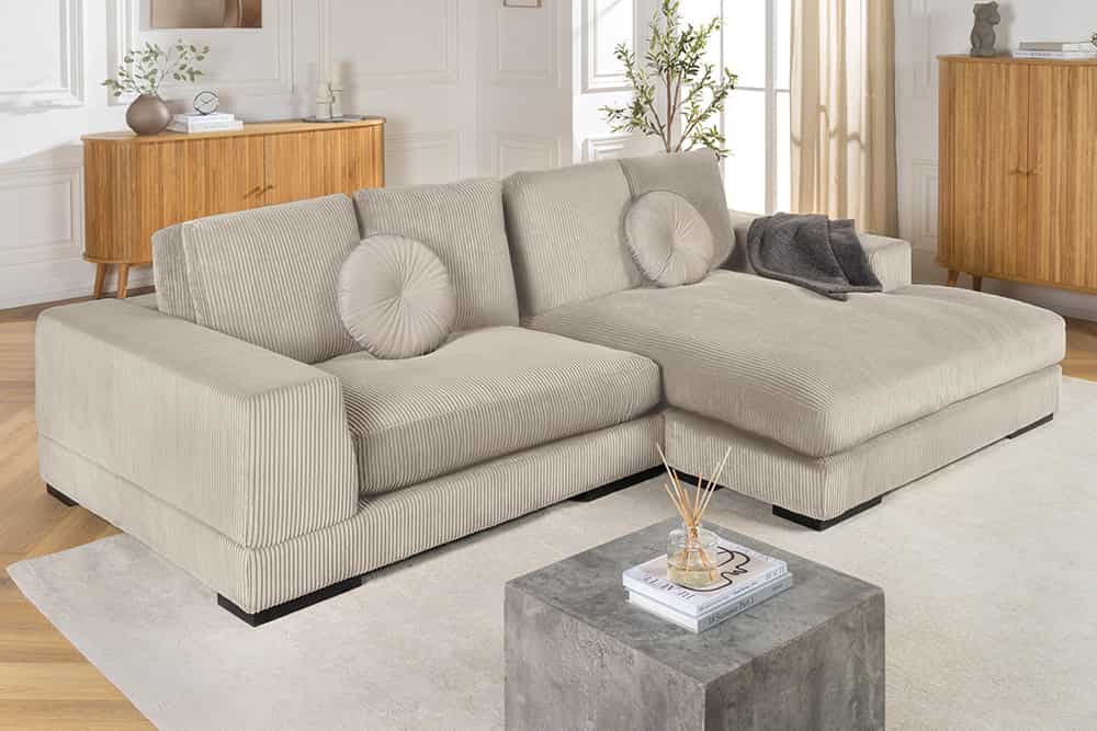 Sofa narożna w nowoczesnym stylu z poduszkami i elastycznym montażem otomany