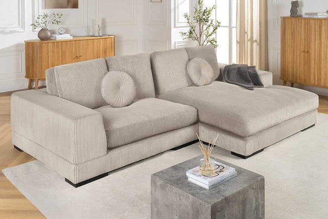 Sofa narożna w nowoczesnym stylu z poduszkami i elastycznym montażem otomany