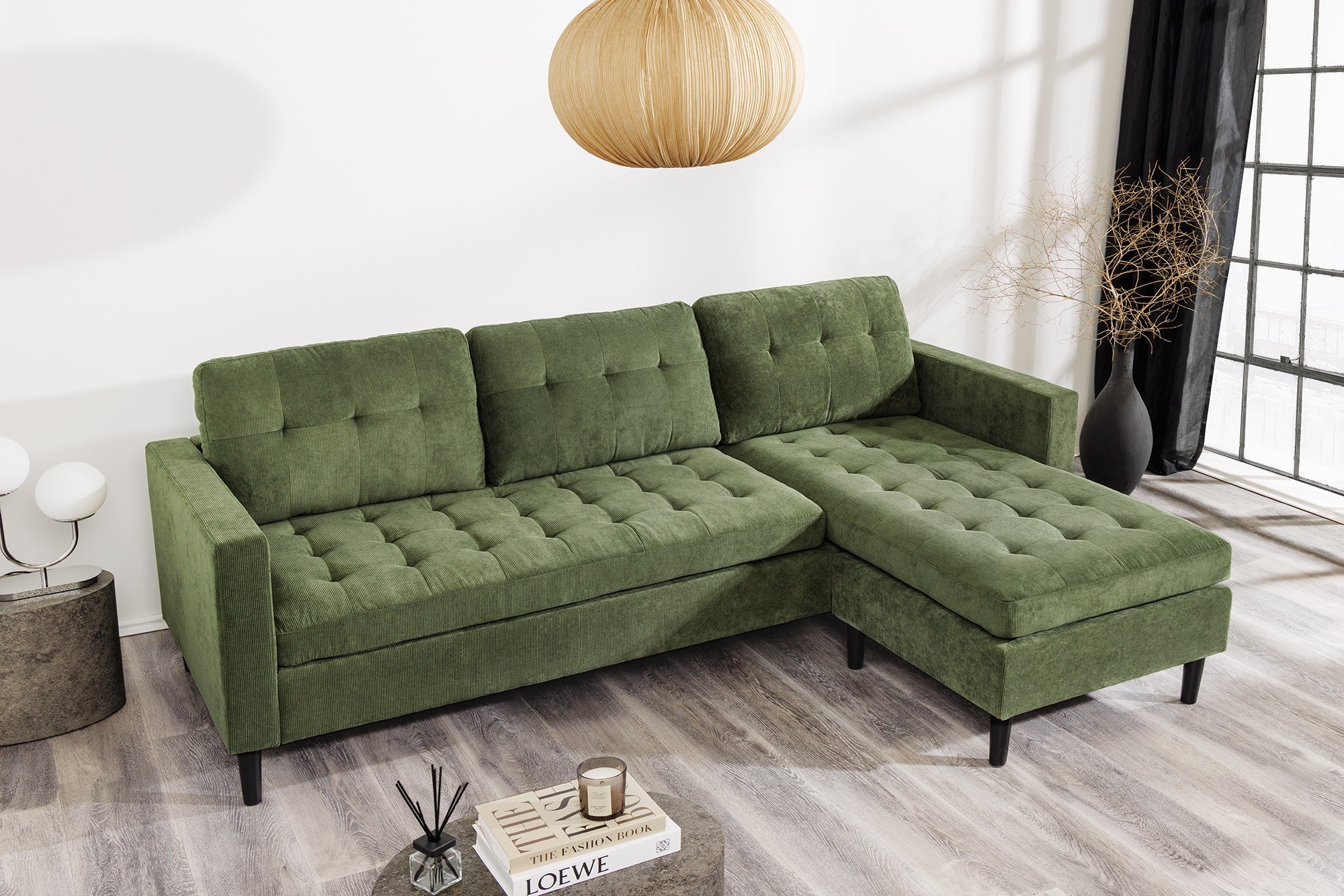 Nowoczesna sofa narożna w tkaninie cord, z otomaną lewą/prawą, tył tapicerowany, filcowe podkładki pod nogi