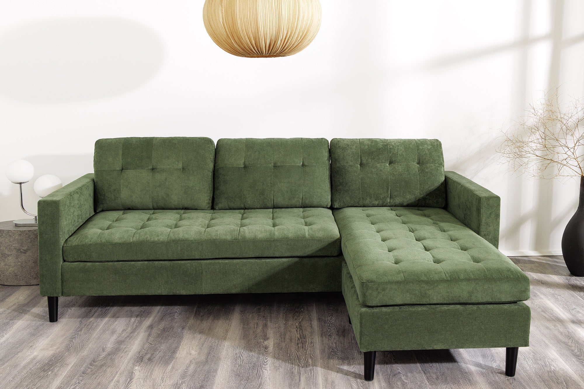 Nowoczesna sofa narożna w tkaninie cord, z otomaną lewą/prawą, tył tapicerowany, filcowe podkładki pod nogi