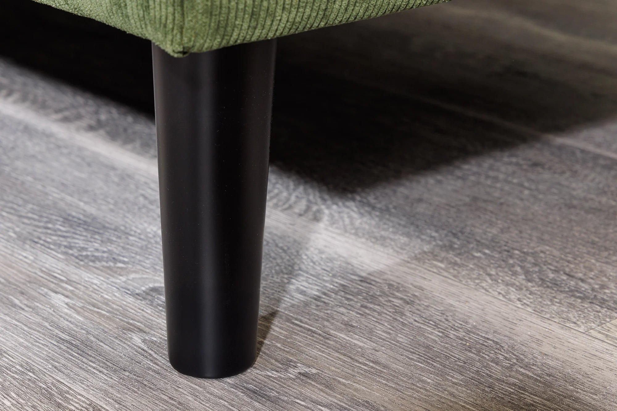 Nowoczesna sofa narożna w tkaninie cord, z otomaną lewą/prawą, tył tapicerowany, filcowe podkładki pod nogi