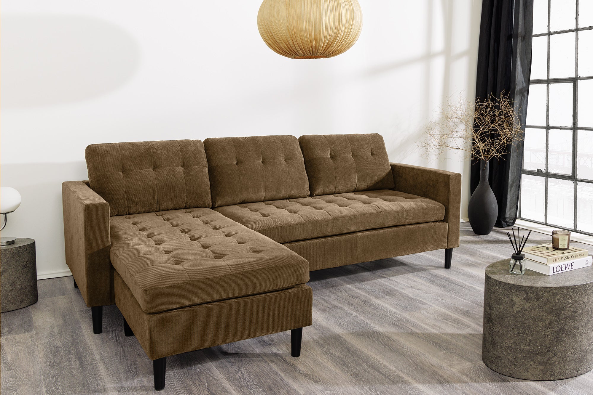 Nowoczesna sofa narożna w tkaninie cord, z otomaną lewą/prawą, tył tapicerowany, filcowe podkładki pod nogi