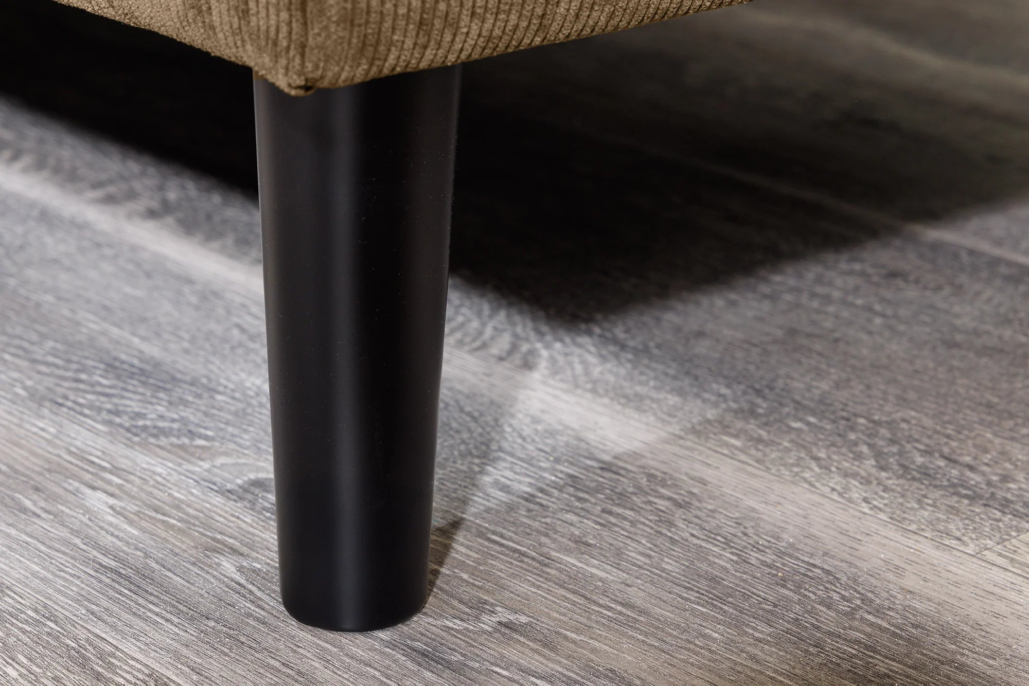 Nowoczesna sofa narożna w tkaninie cord, z otomaną lewą/prawą, tył tapicerowany, filcowe podkładki pod nogi