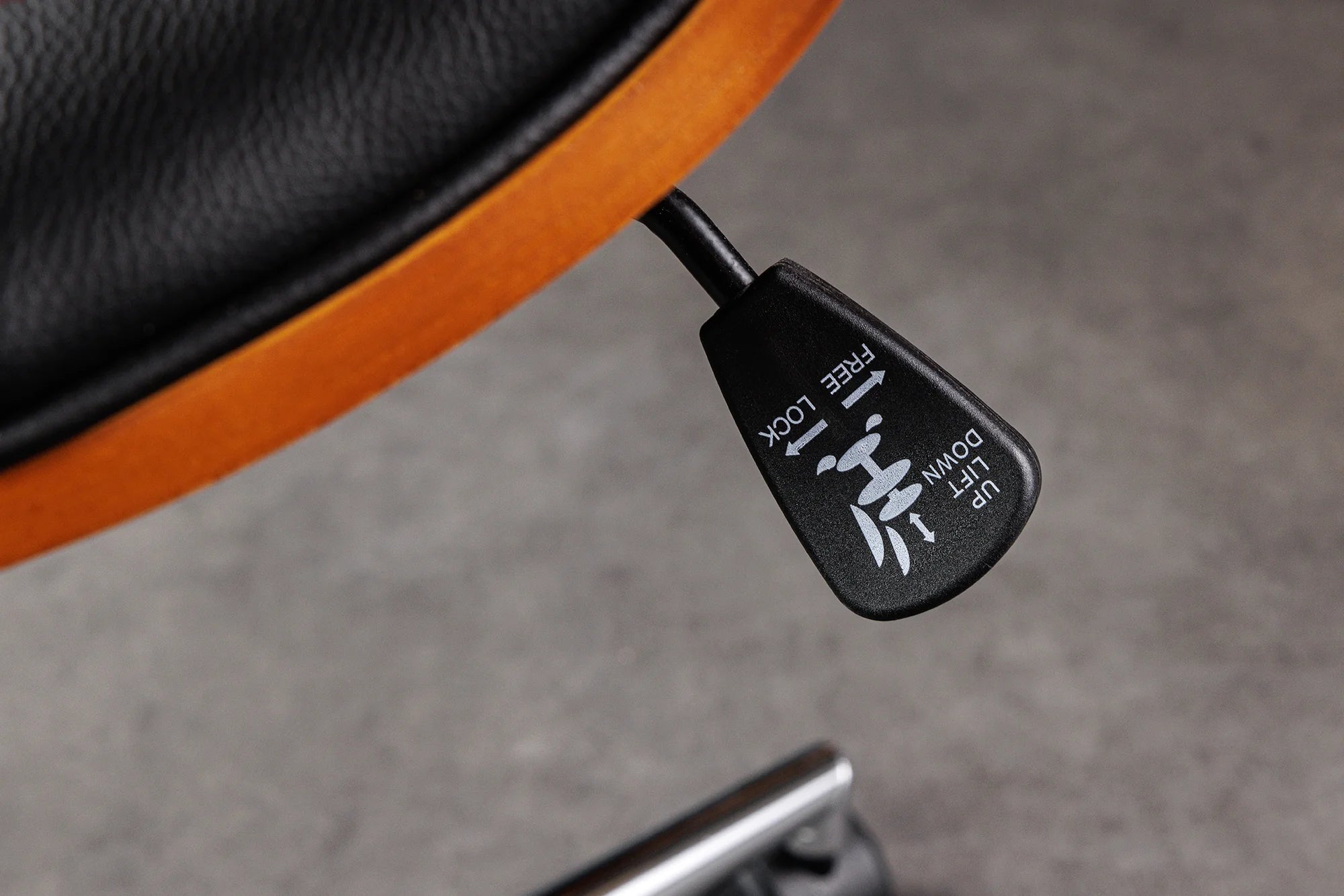 Czarny fotel biurowy z drewnianym korpusem i metalową podstawą na kółkach