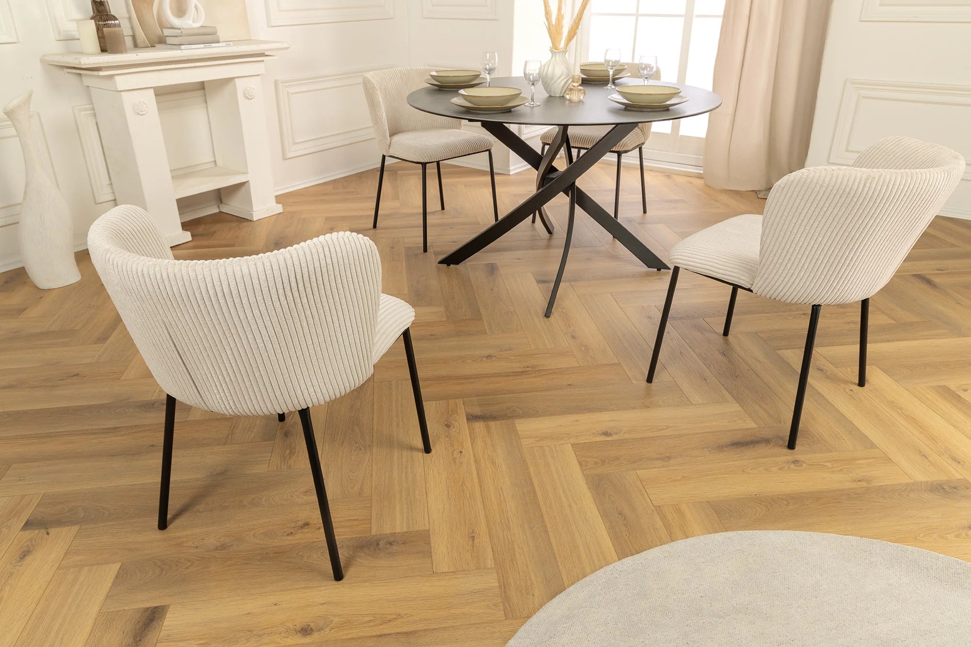 
Nowoczesne krzesło z tapicerką ze sztruksu o prążkowanej fakturze i czarnymi nogami z metalu – elegancki dodatek do jadalni lub salonu