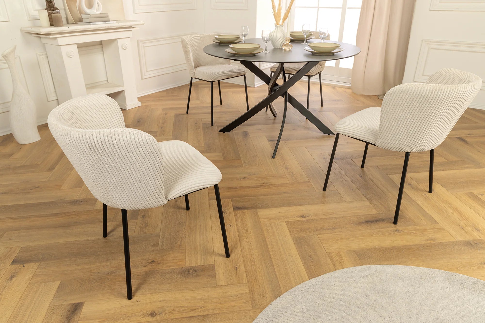 
Nowoczesne krzesło z tapicerką ze sztruksu o prążkowanej fakturze i czarnymi nogami z metalu – elegancki dodatek do jadalni lub salonu