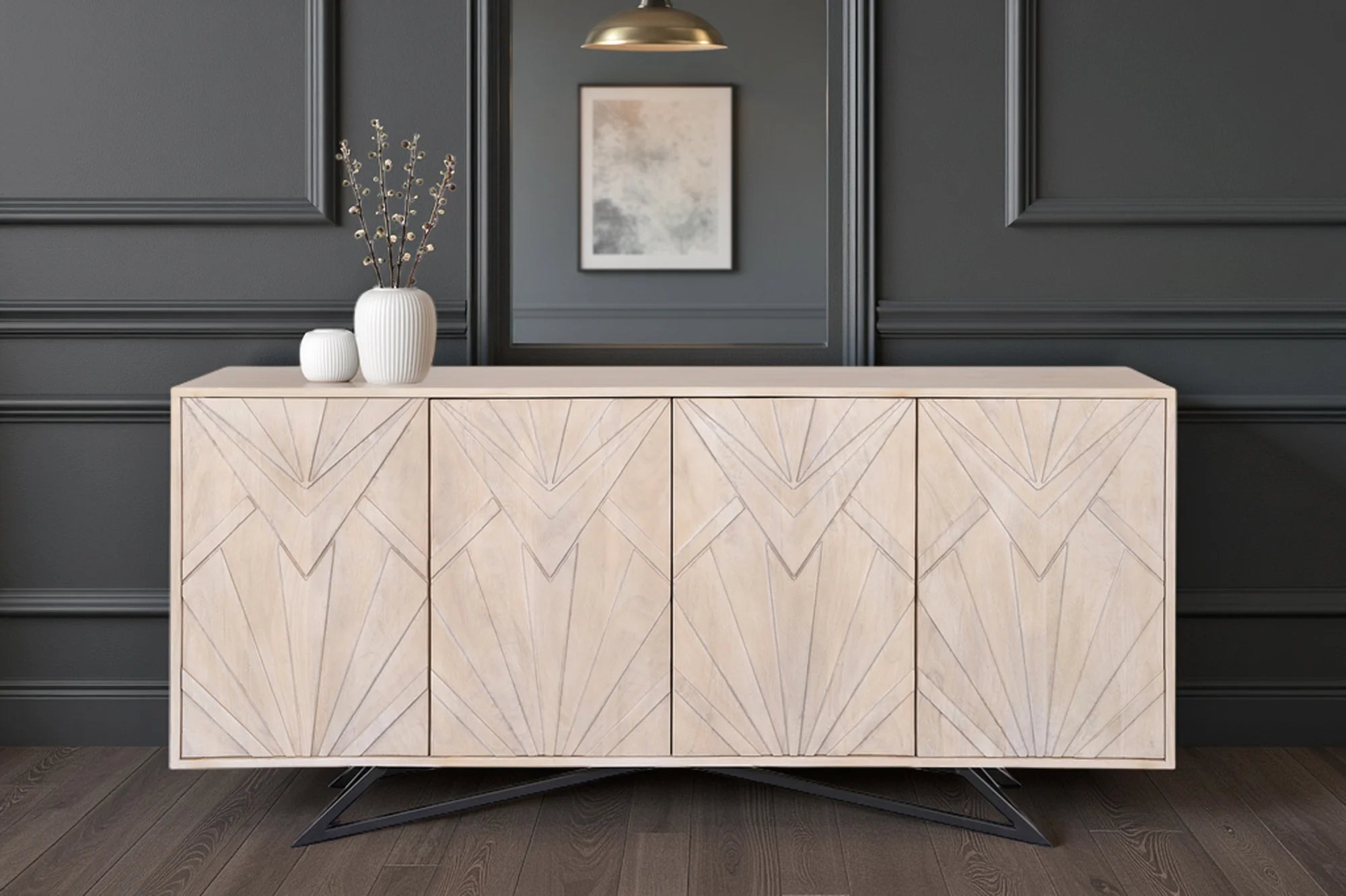 Komoda z drewna mango z rzeźbionym frontem i czarną, metalową podstawą – nowoczesny design z nutą art deco.