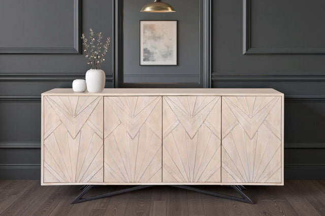Komoda z drewna mango z rzeźbionym frontem i czarną, metalową podstawą – nowoczesny design z nutą art deco.