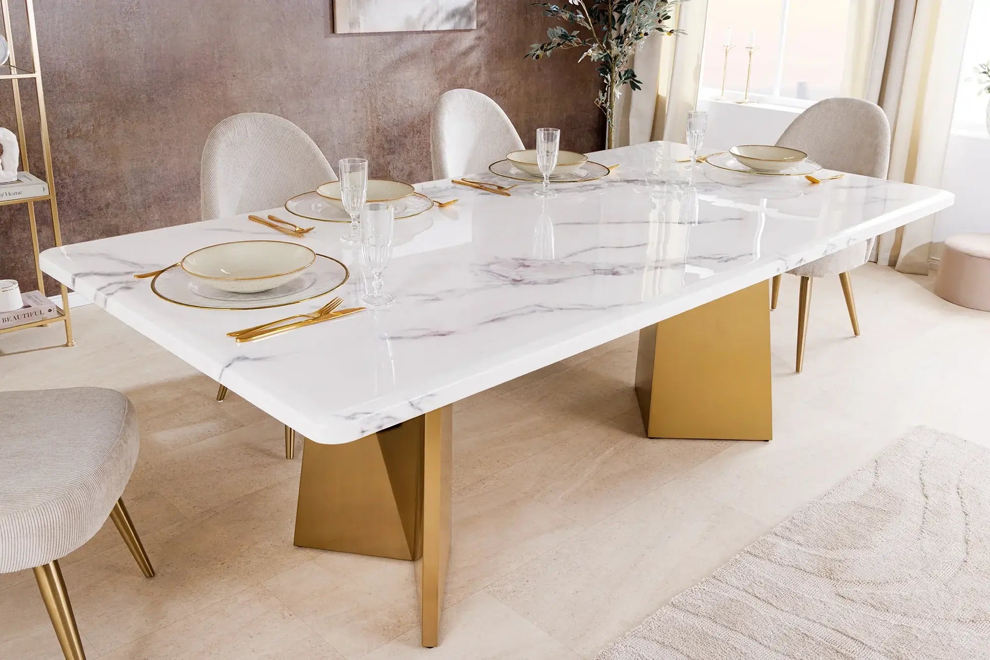 
Nowoczesny stół EXTRAVAGANCIA z blatem w optyce marmuru i złotą geometryczną podstawą – elegancja do salonu i jadalni