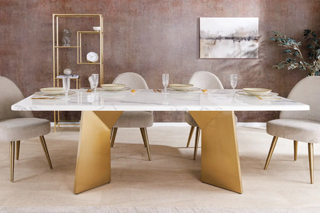 
Nowoczesny stół EXTRAVAGANCIA z blatem w optyce marmuru i złotą geometryczną podstawą – elegancja do salonu i jadalni