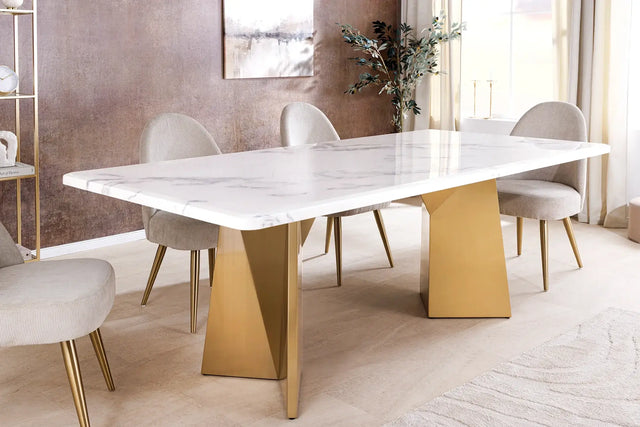 
Nowoczesny stół EXTRAVAGANCIA z blatem w optyce marmuru i złotą geometryczną podstawą – elegancja do salonu i jadalni