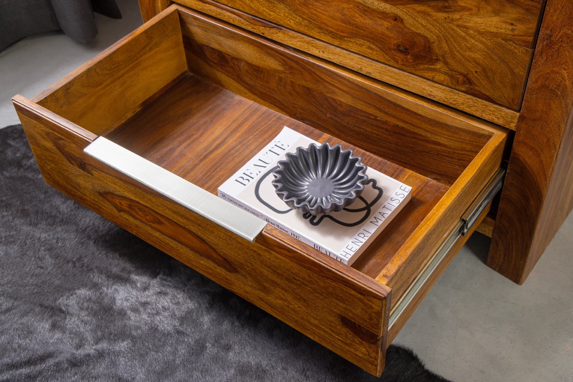 Komoda z drewna sheesham, brązowa, 4 szuflady, srebrne uchwyty