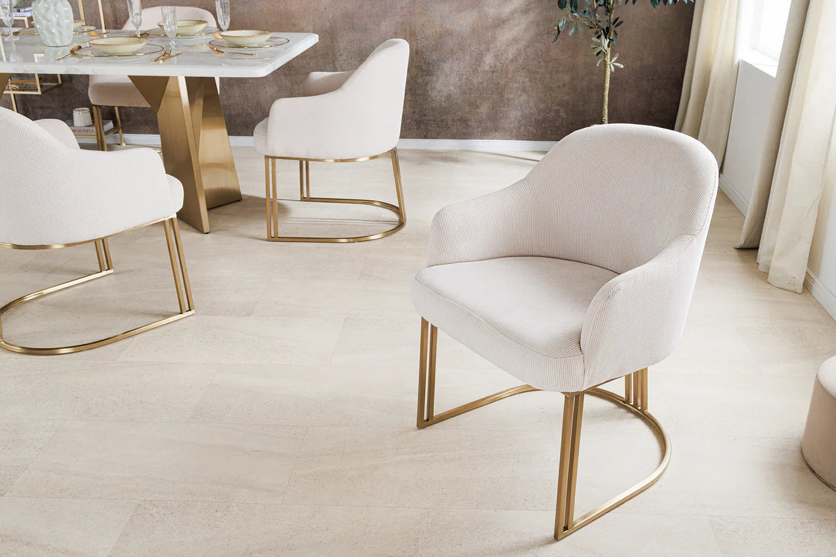 Tapicerowane krzesło w jasnej tkaninie z elegancką złotą podstawą – styl glamour do jadalni lub salonu