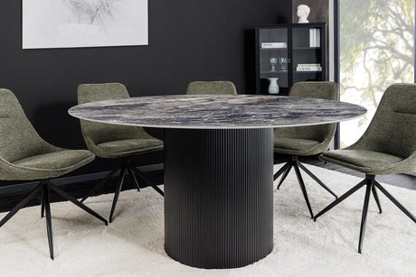 Okrągły stół z szarym marmurowym blatem i czarną, ryflowaną podstawą  – elegancki, nowoczesny design