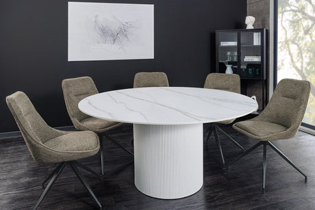 Okrągły stół z białym marmurowym blatem i ryflowaną podstawą  – elegancki, nowoczesny design