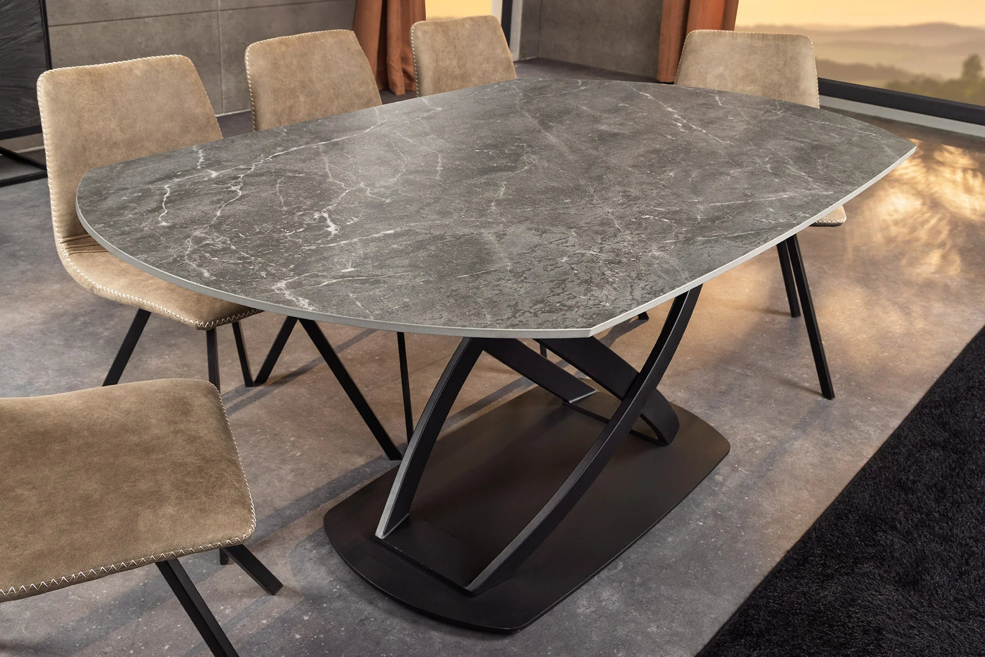 Stół do jadalni rozkładany z obrotowym blatem ceramicznym i metalową podstawą