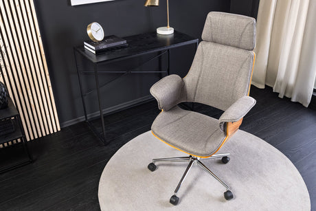 Szary fotel biurowy z chromowanym stelażem i drewnianymi akcentami orzechowymi