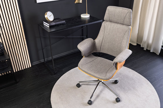 Szary fotel biurowy z chromowanym stelażem i drewnianymi akcentami orzechowymi