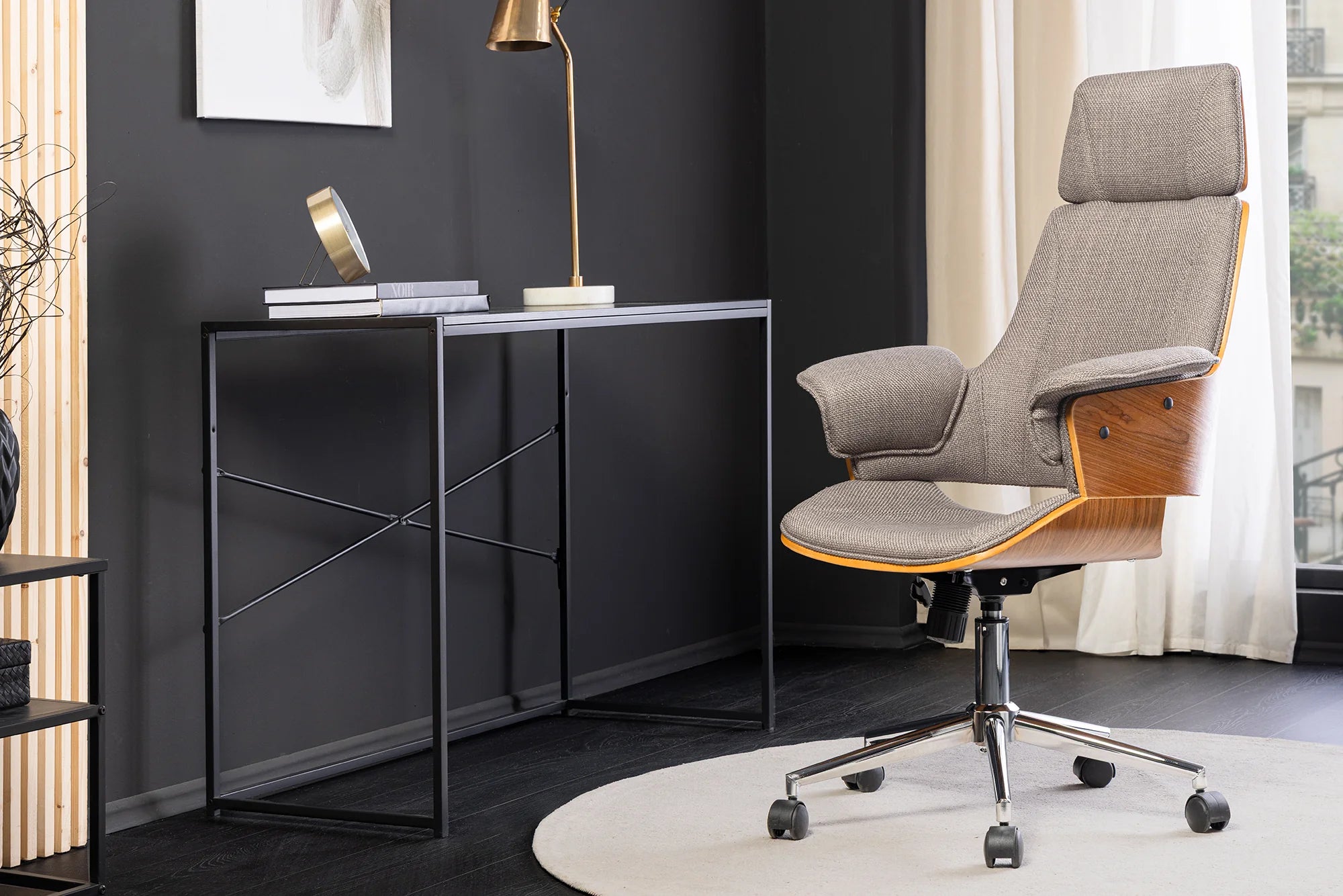 Szary fotel biurowy z chromowanym stelażem i drewnianymi akcentami orzechowymi