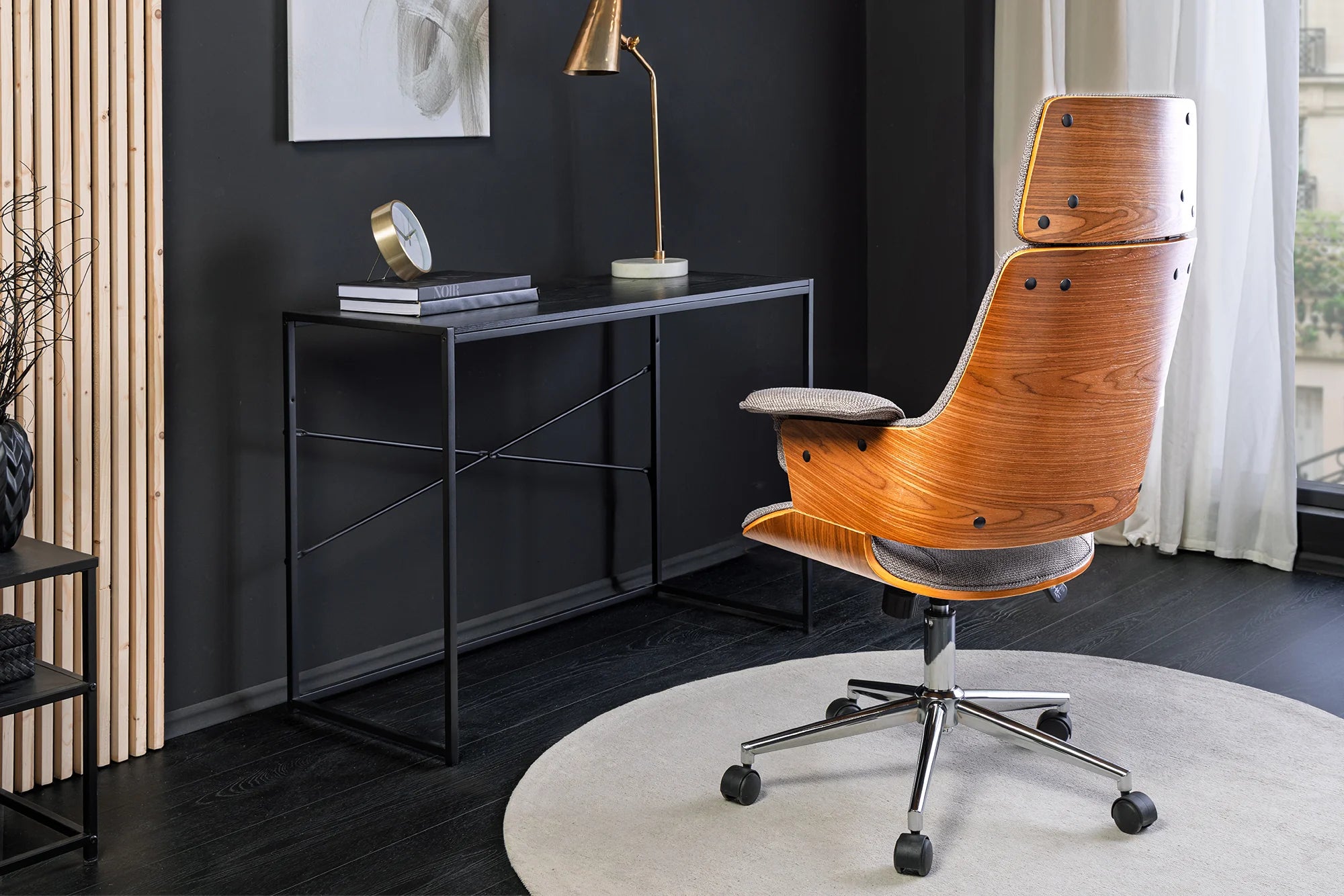 Szary fotel biurowy z chromowanym stelażem i drewnianymi akcentami orzechowymi