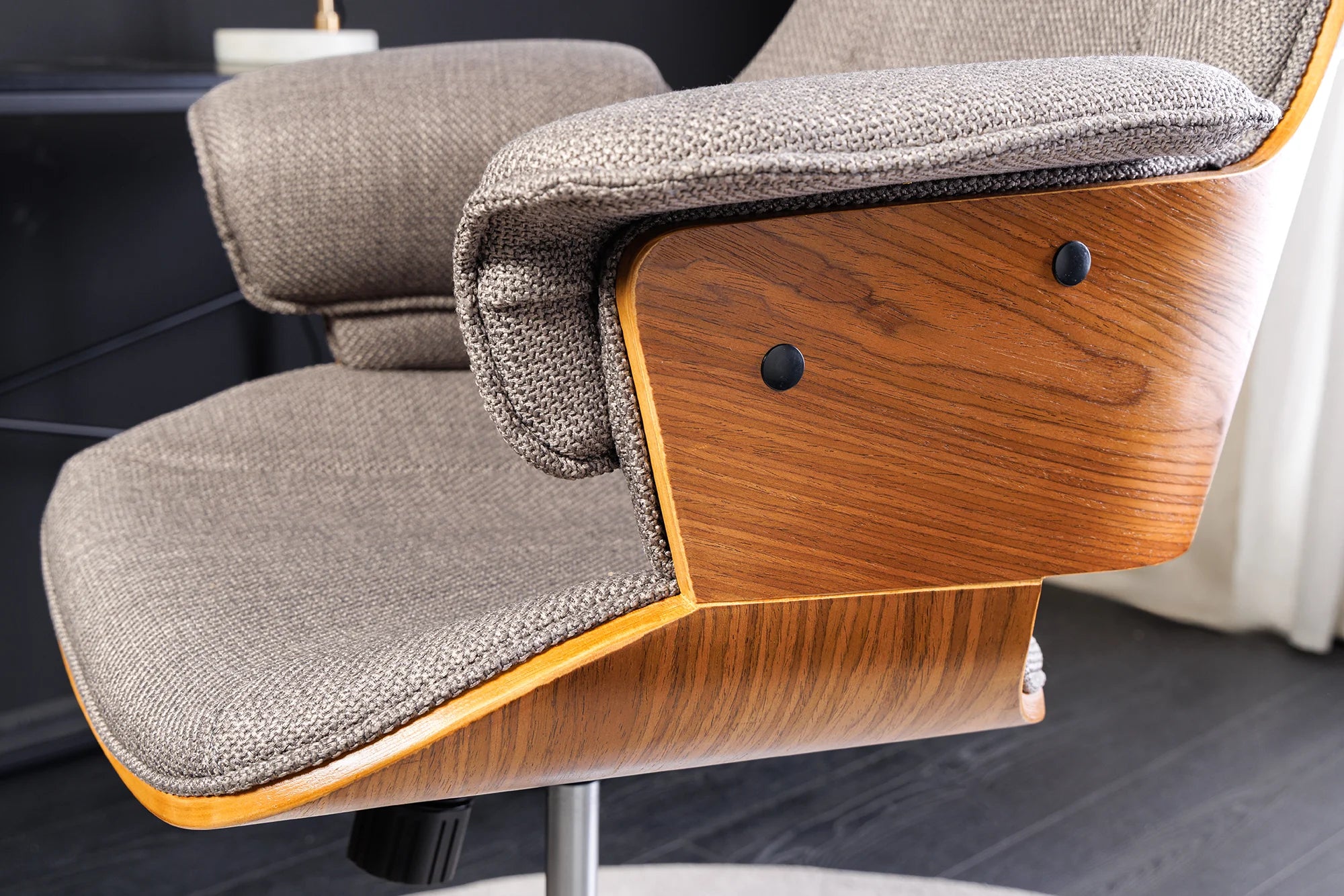 Szary fotel biurowy z chromowanym stelażem i drewnianymi akcentami orzechowymi