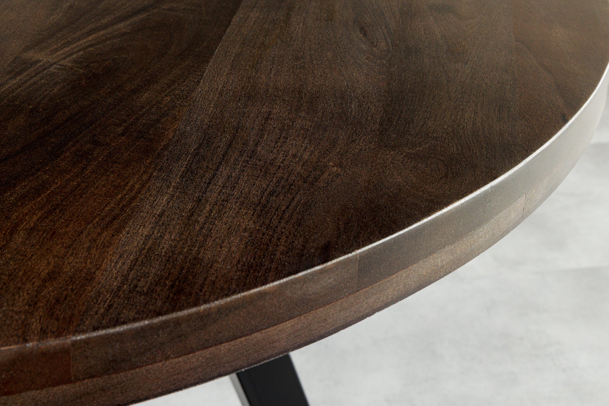 Okrągły stół z lakierowanego drewna mango brązowy na czarnych metalowych nogach malowanych proszkowo