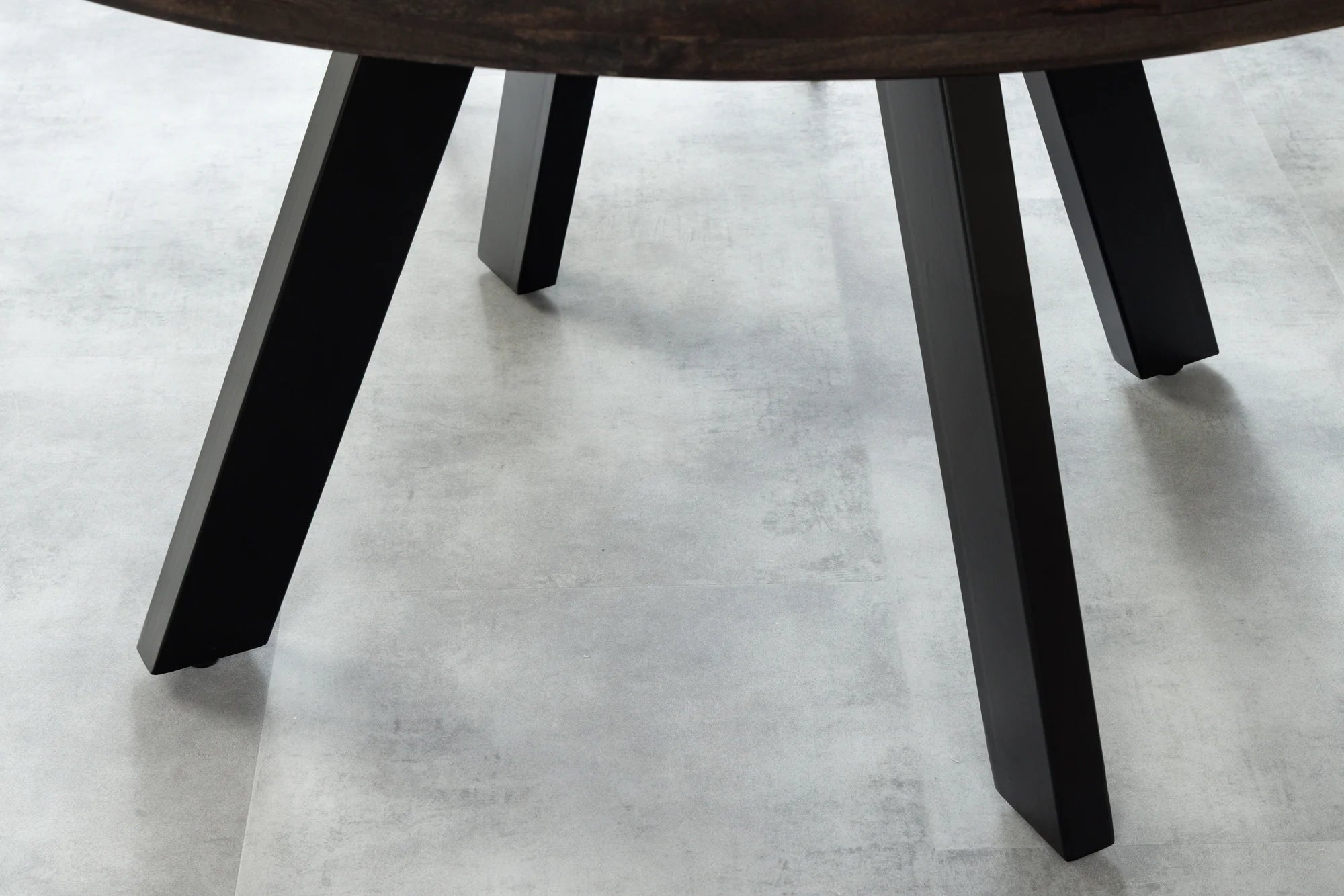 Okrągły stół z lakierowanego drewna mango brązowy na czarnych metalowych nogach malowanych proszkowo