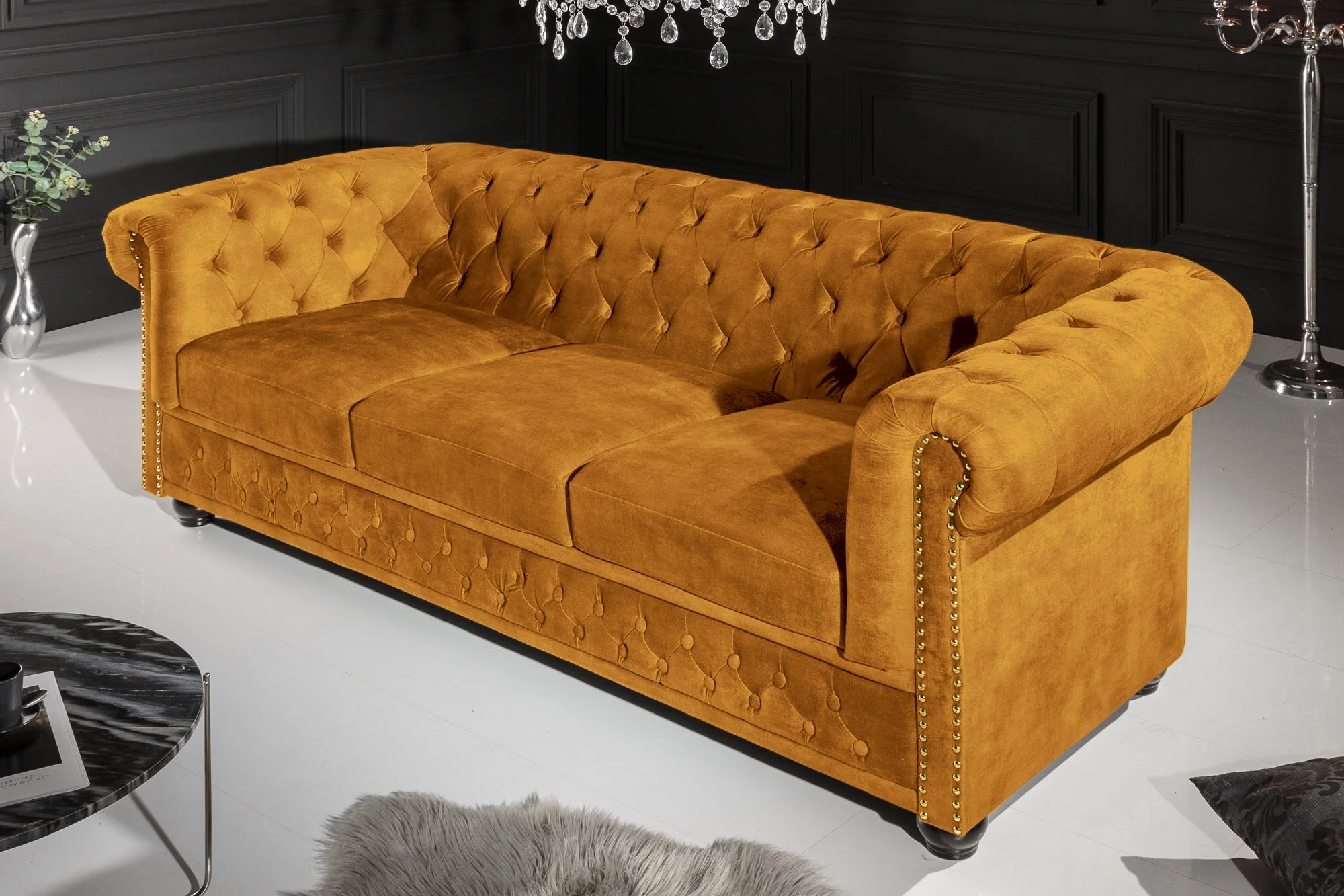 Trzyosobowa sofa Chesterfield z aksamitnym obiciem w kolorze żółtym