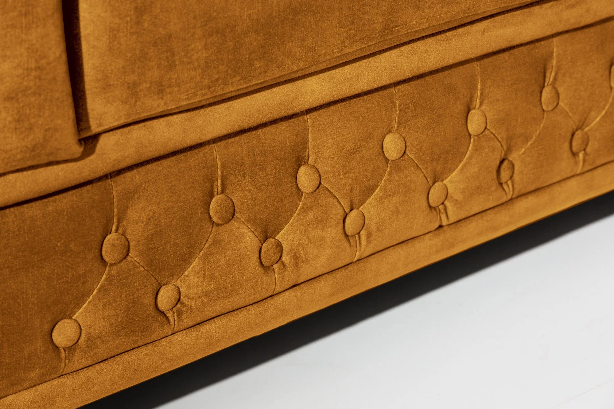 Trzyosobowa sofa Chesterfield z aksamitnym obiciem w kolorze żółtym
