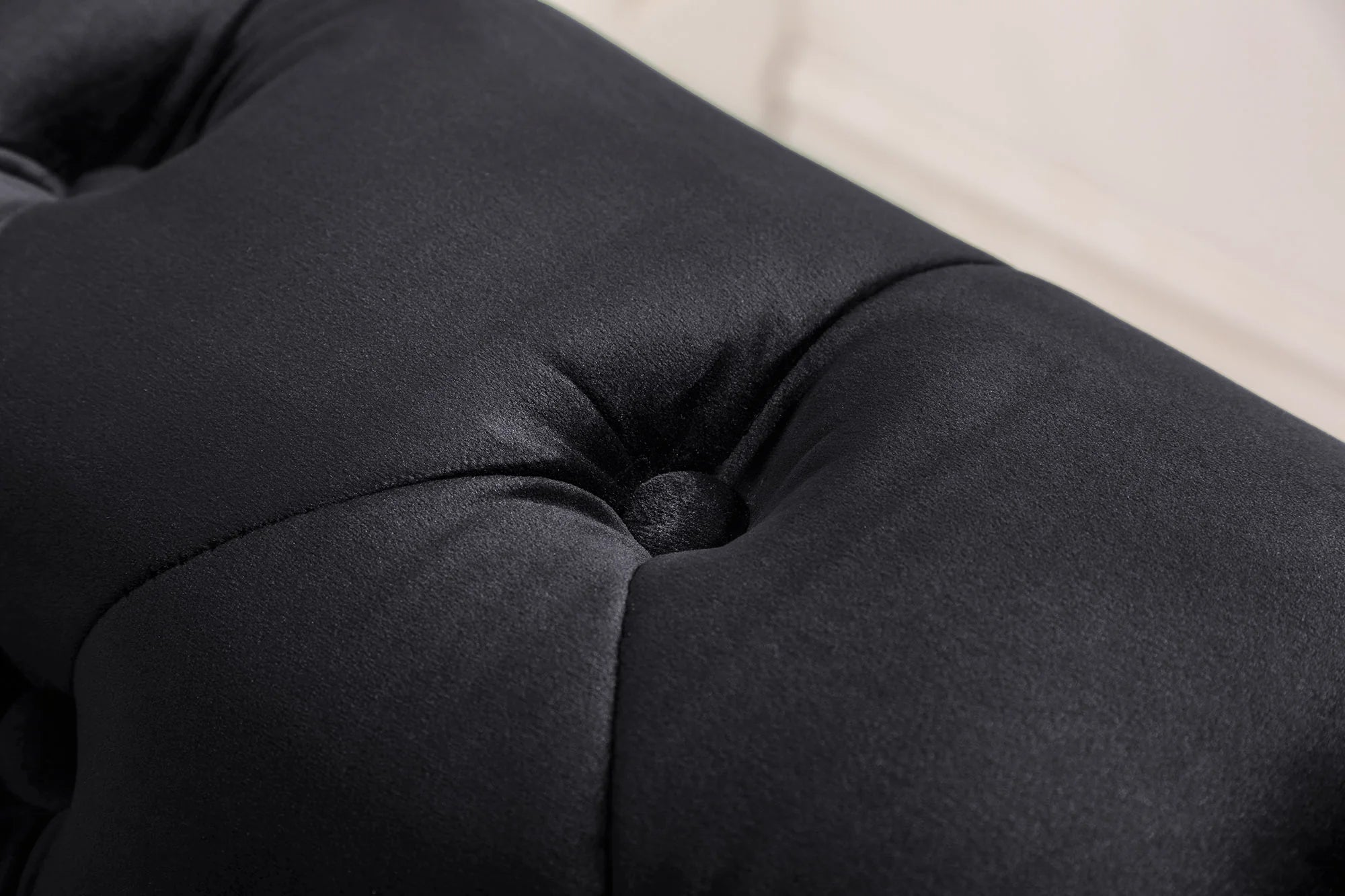 Trzyosobowa sofa Chesterfield z aksamitnym obiciem w kolorze czarnym