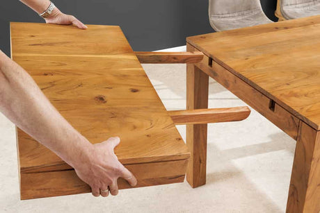 Drewniany stół do jadalni PURE rozkładany 120–200 cm z litej akacji w kolorze miodowym, z dodatkowymi blatami, model 47097 Invicta Interior.