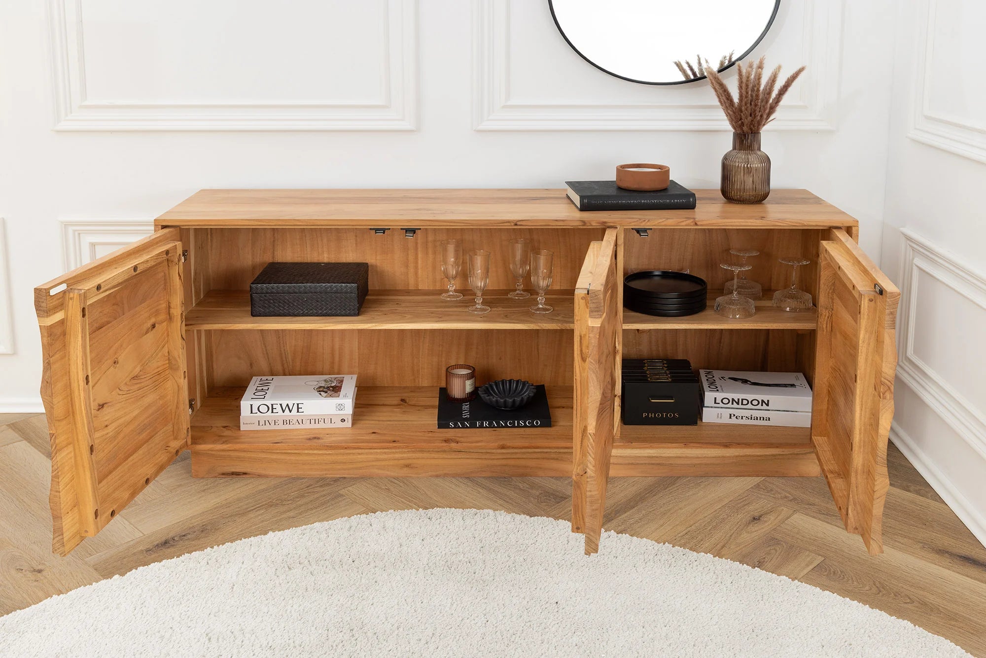 Komoda z drewna akacji, lakier półmat, front 3D z falistą strukturą, pełny cokół, naturalny rysunek słojów