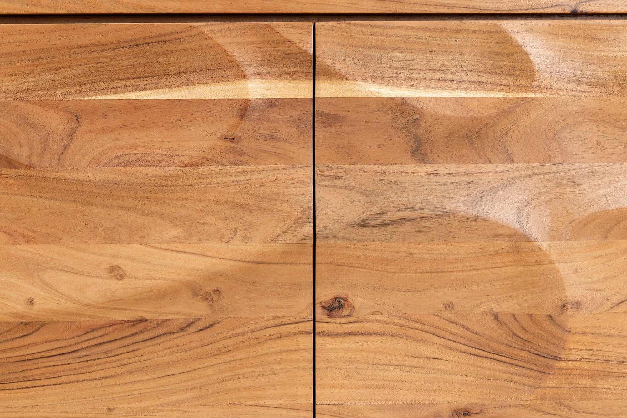 Komoda z drewna akacji, lakier półmat, front 3D z falistą strukturą, pełny cokół, naturalny rysunek słojów