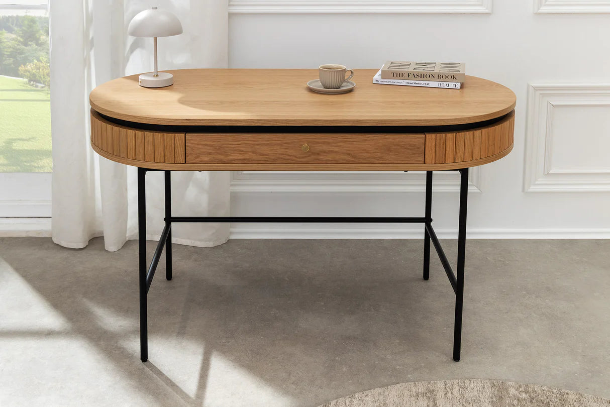 Nowoczesna konsola pokryta fornirem dębowym, czarne metalowe nogi, szuflada