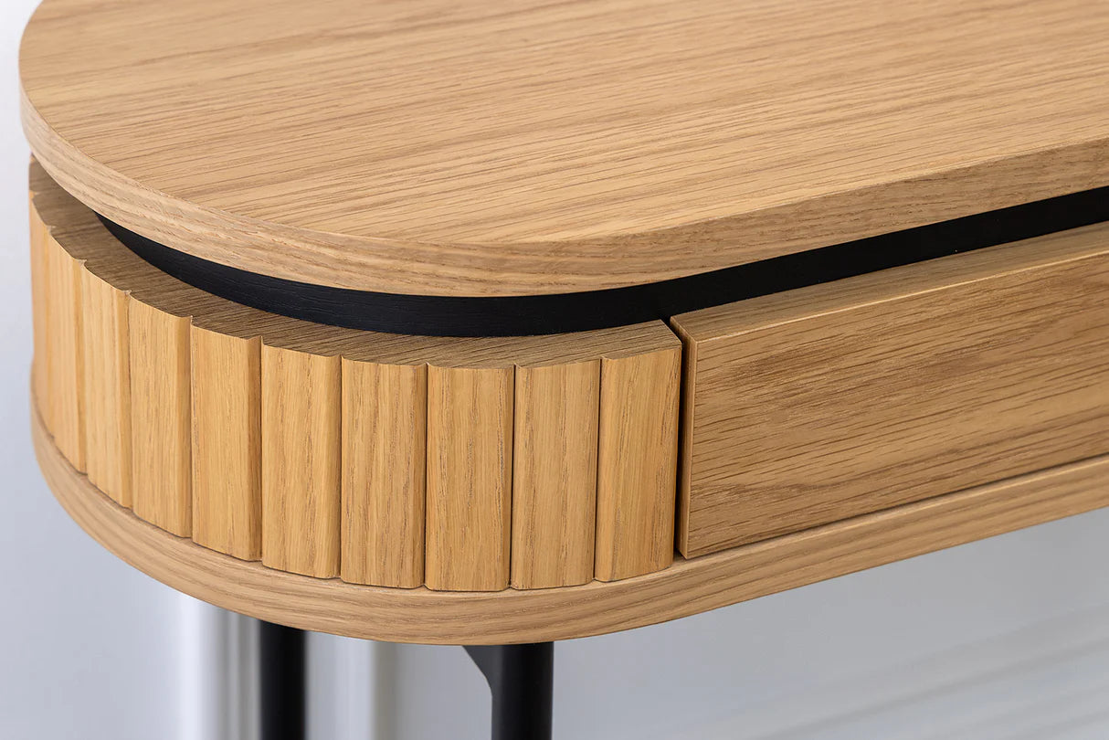 Nowoczesna konsola pokryta fornirem dębowym, czarne metalowe nogi, szuflada