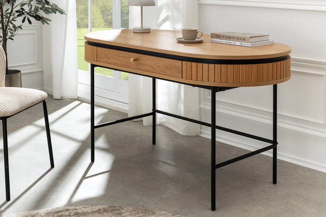 Nowoczesna konsola pokryta fornirem dębowym, czarne metalowe nogi, szuflada